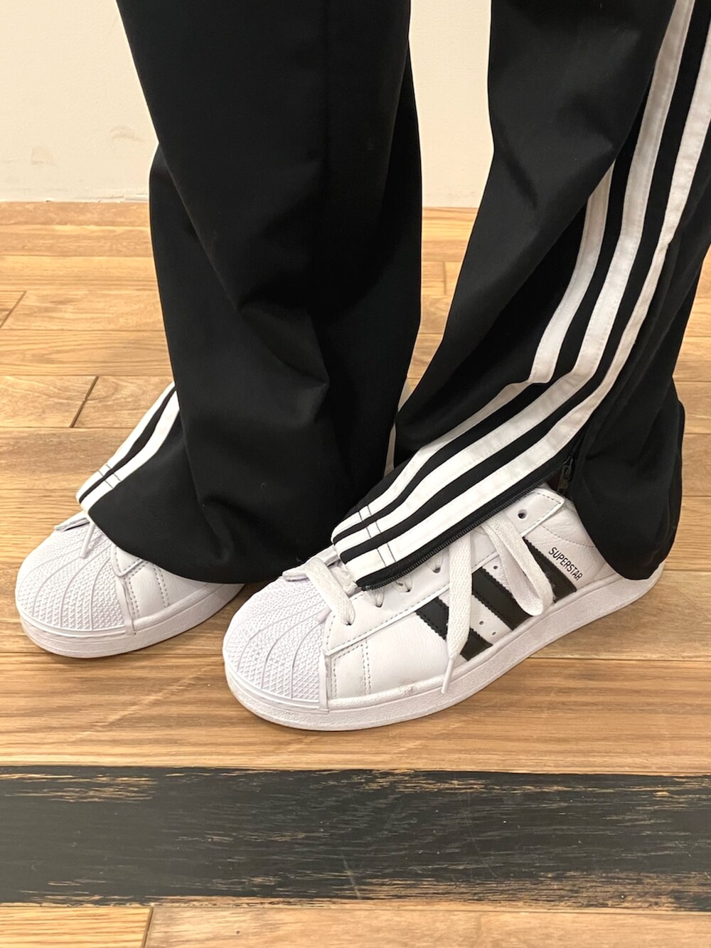 ブラック系のスウェットパンツ、ブルー系のTシャツ/カットソー、ホワイト系のスニーカーを着用したレディースの冬コーディネートの2枚目の写真