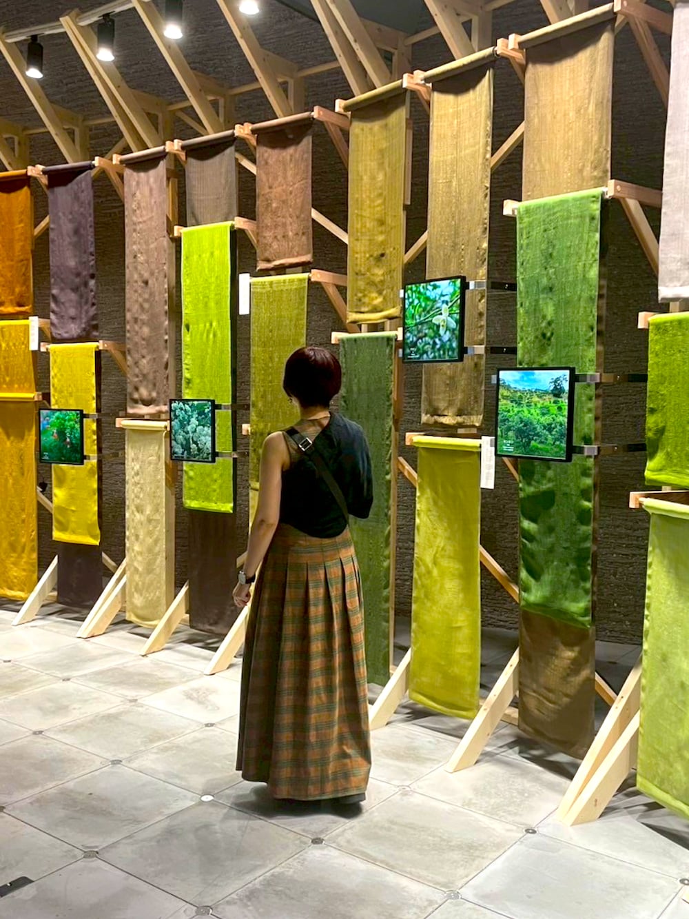 ブラック系のシャツ/ブラウス、ブラウン系のベスト、ブラウン系のスカートを着用したレディースの夏コーディネートの2枚目の写真