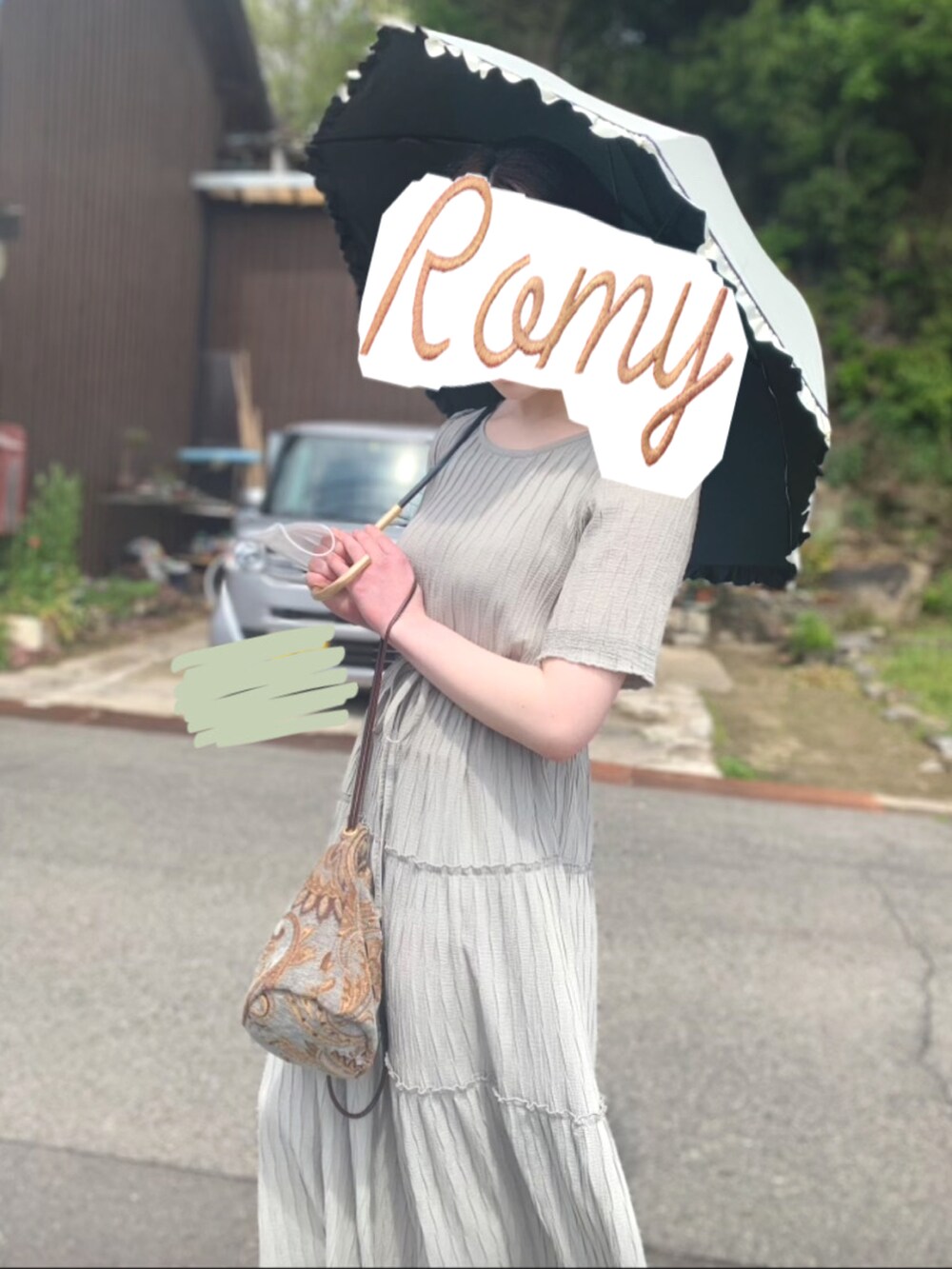 グリーン系のワンピース、グリーン系のサンダル、ブルー系のハンドバッグを着用したレディースの冬コーディネートの2枚目の写真