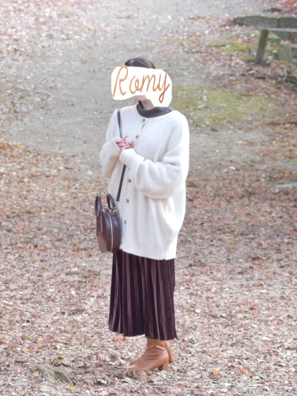 ホワイト系のカーディガン/ボレロ、ブラウン系のニット/セーター、ブラウン系のスカートを着用したレディースの冬コーディネートの2枚目の写真