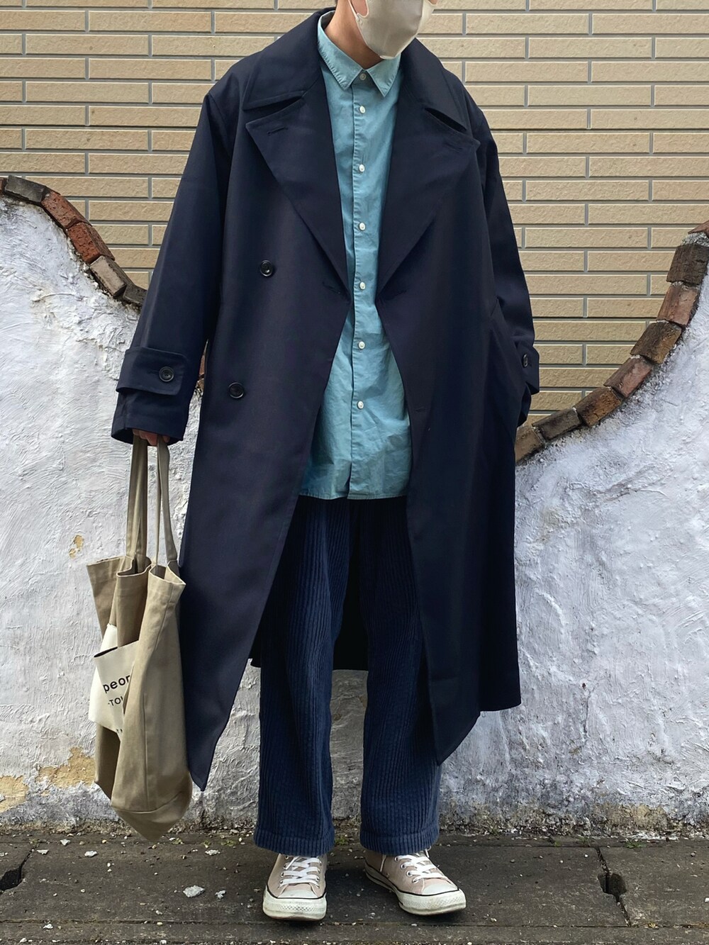 グリーン系のシャツ/ブラウス、ブルー系のトレンチコート、ブルー系のパンツを着用したメンズの冬コーディネートの2枚目の写真