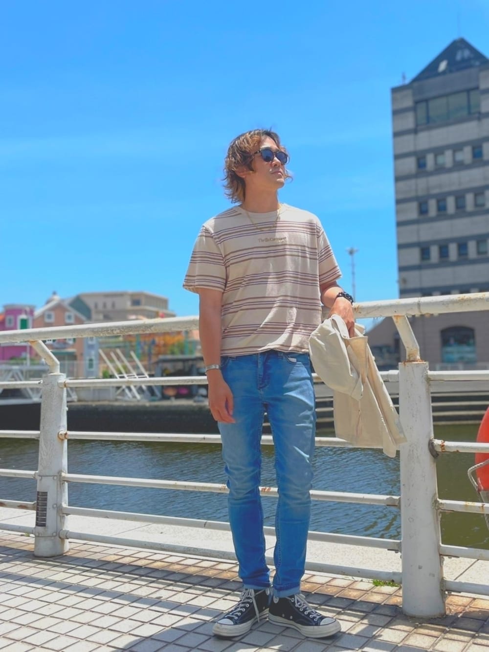 ブルー系のデニムパンツ、ホワイト系のシャツ/ブラウス、ホワイト系のTシャツ/カットソーを着用したメンズの夏コーディネートの2枚目の写真