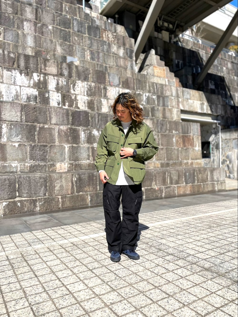 ブラック系のカーゴパンツを着用したメンズの春コーディネートの2枚目の写真