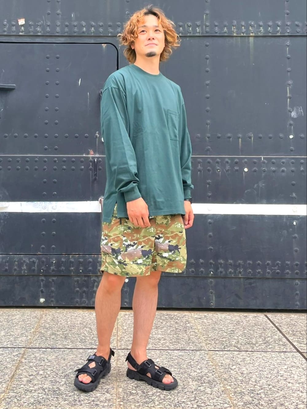 ブラック系のサンダル、グリーン系のTシャツ/カットソー、その他のその他パンツを着用したメンズの夏コーディネートの3枚目の写真