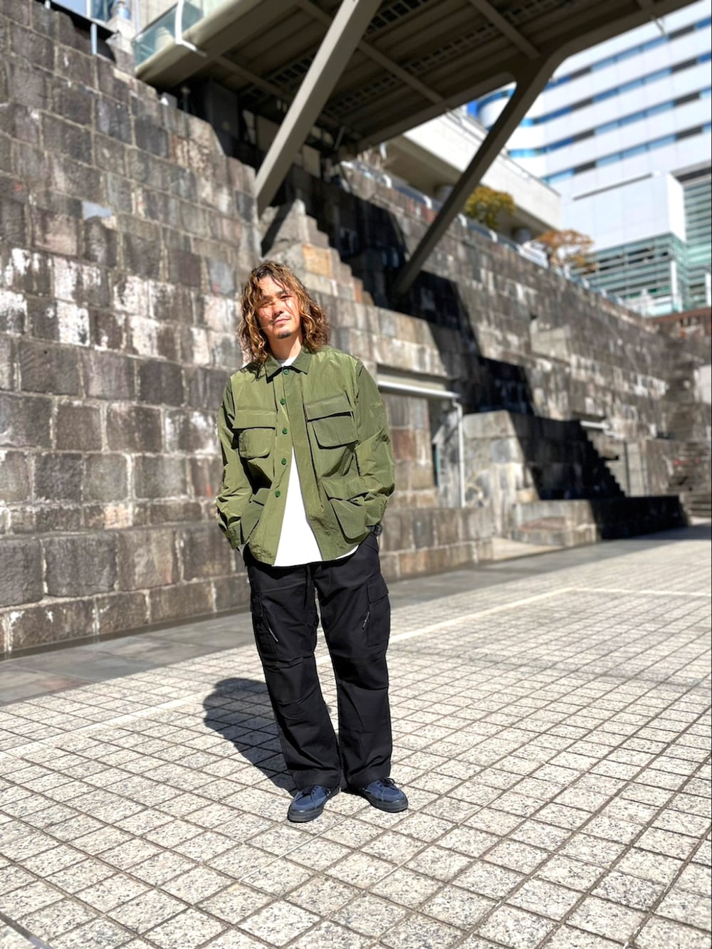 ブラック系のカーゴパンツを着用したメンズの春コーディネートの3枚目の写真
