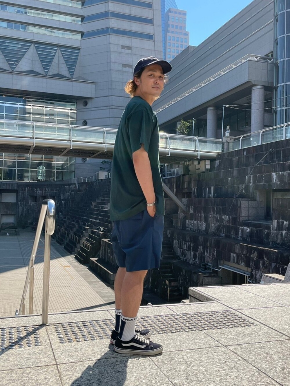 ブルー系のその他パンツ、グリーン系のTシャツ/カットソーを着用したメンズの夏コーディネートの2枚目の写真