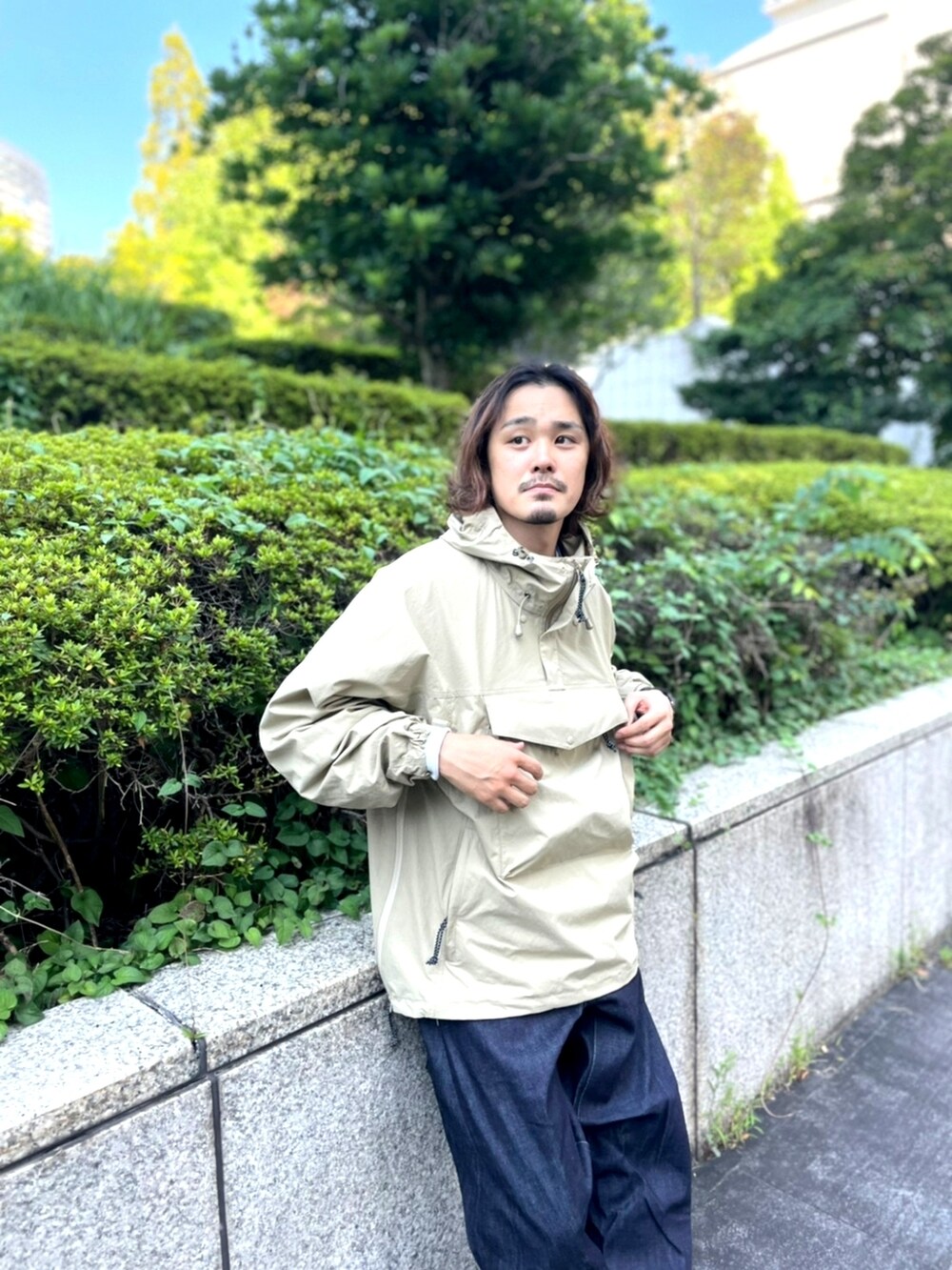 ブルー系のデニムパンツ、ベージュ系のジャケット/アウターを着用したメンズの秋コーディネートの3枚目の写真