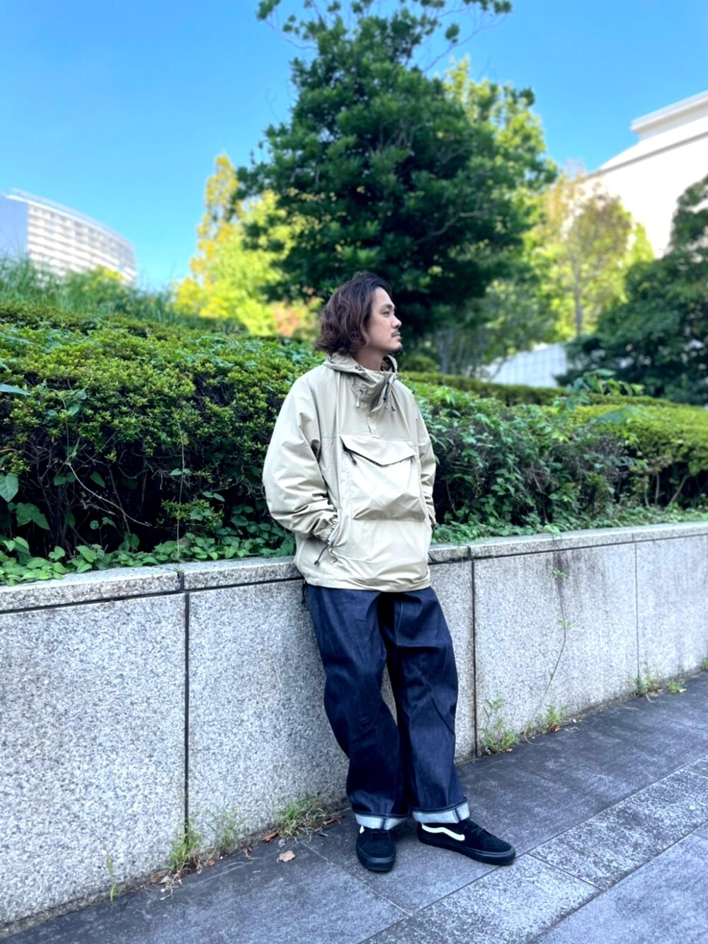 ブルー系のデニムパンツ、ベージュ系のジャケット/アウターを着用したメンズの秋コーディネートの2枚目の写真