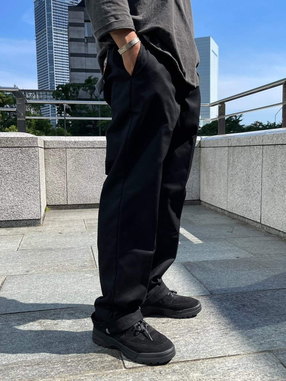 グレー系のTシャツ/カットソーを着用したメンズの夏コーディネートの3枚目の写真