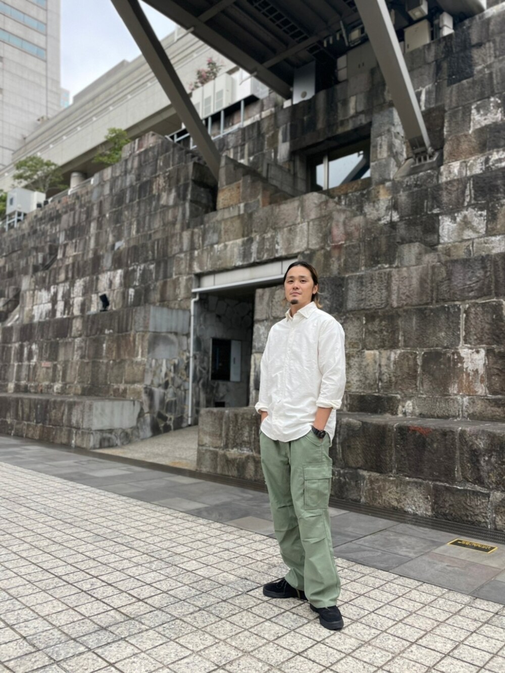 「白シャツ、シンプル、nigelcabourn、いいシャツ、大人コーデ、JACK&MARIE、GORDON MILLER、カーゴパンツ、カーキのカーゴパンツ、オックスフォードシャツ、アメカジ」｜「Nigel CabournのNigel Cabourn NEW BRITISH OFFICER'S SHIRT - TWILL (ナイジェルケーボン )(3colors)(Men's)(80420010008)（シャツ/ブラウス、ホワイト系）」を使った、みやおさん（メンズ・180cm）の秋コーディネートの3枚目の写真