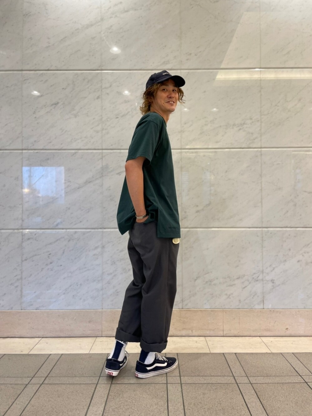 グリーン系のTシャツ/カットソーを着用したメンズの夏コーディネートの3枚目の写真