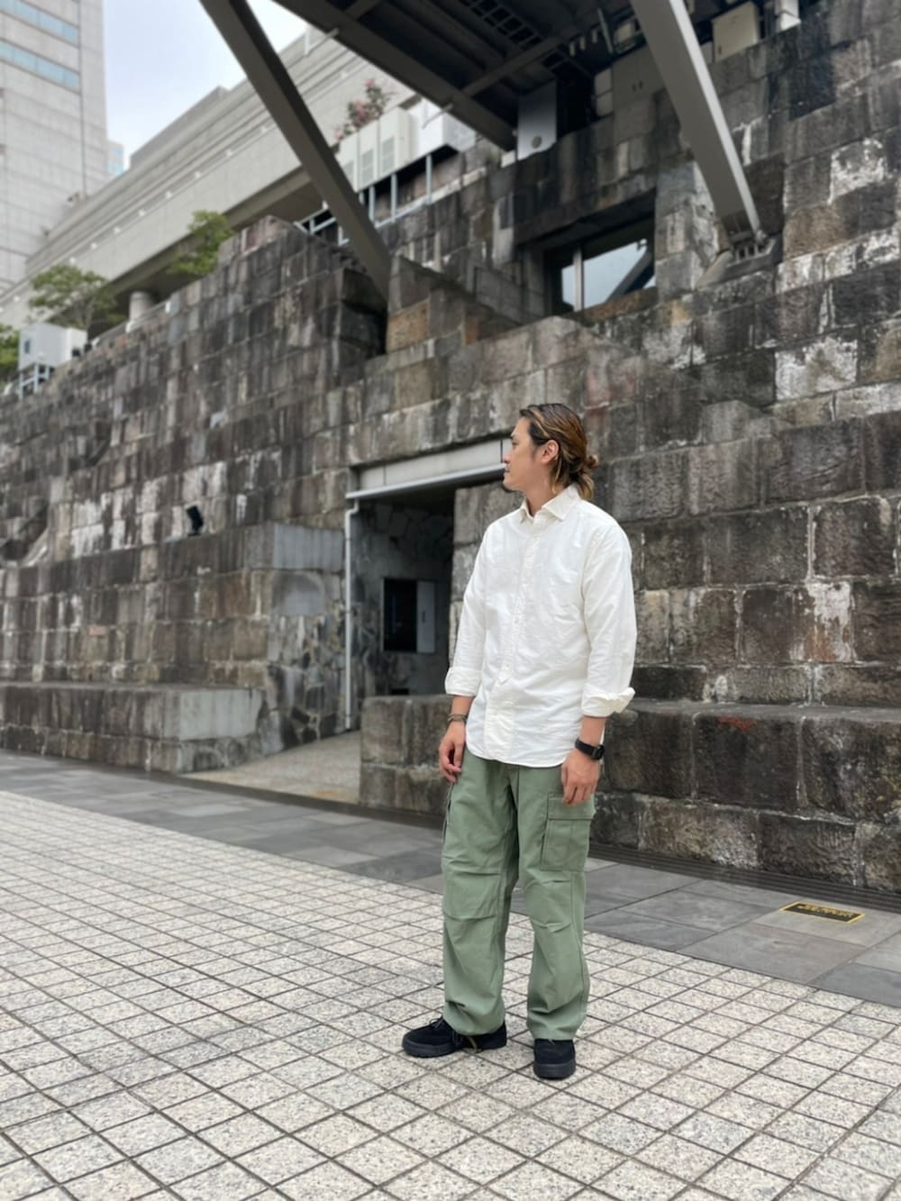 「白シャツ、シンプル、nigelcabourn、いいシャツ、大人コーデ、JACK&MARIE、GORDON MILLER、カーゴパンツ、カーキのカーゴパンツ、オックスフォードシャツ、アメカジ」｜「Nigel CabournのNigel Cabourn NEW BRITISH OFFICER'S SHIRT - TWILL (ナイジェルケーボン )(3colors)(Men's)(80420010008)（シャツ/ブラウス、ホワイト系）」を使った、みやおさん（メンズ・180cm）の秋コーディネートの2枚目の写真