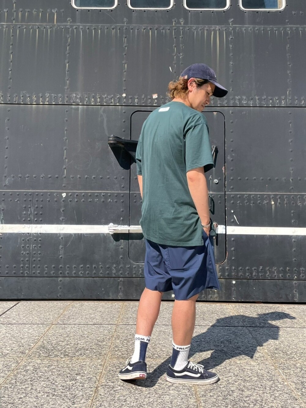 ブルー系のその他パンツ、グリーン系のTシャツ/カットソーを着用したメンズの夏コーディネートの3枚目の写真