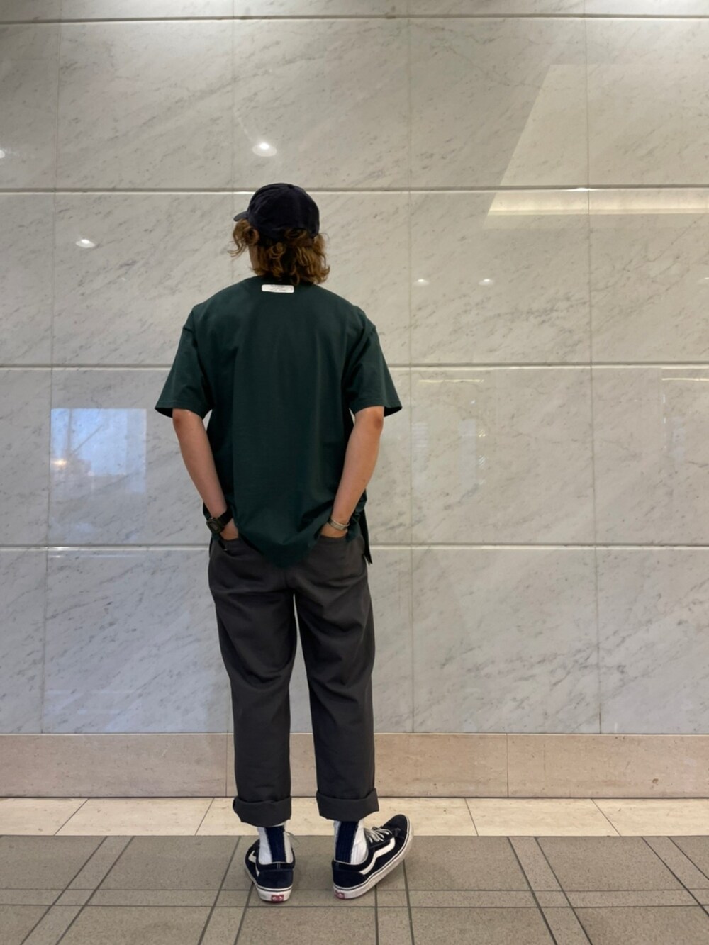 グリーン系のTシャツ/カットソーを着用したメンズの夏コーディネートの2枚目の写真