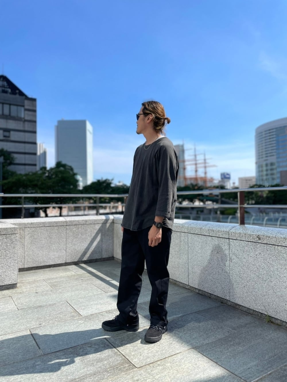 グレー系のTシャツ/カットソーを着用したメンズの夏コーディネートの2枚目の写真