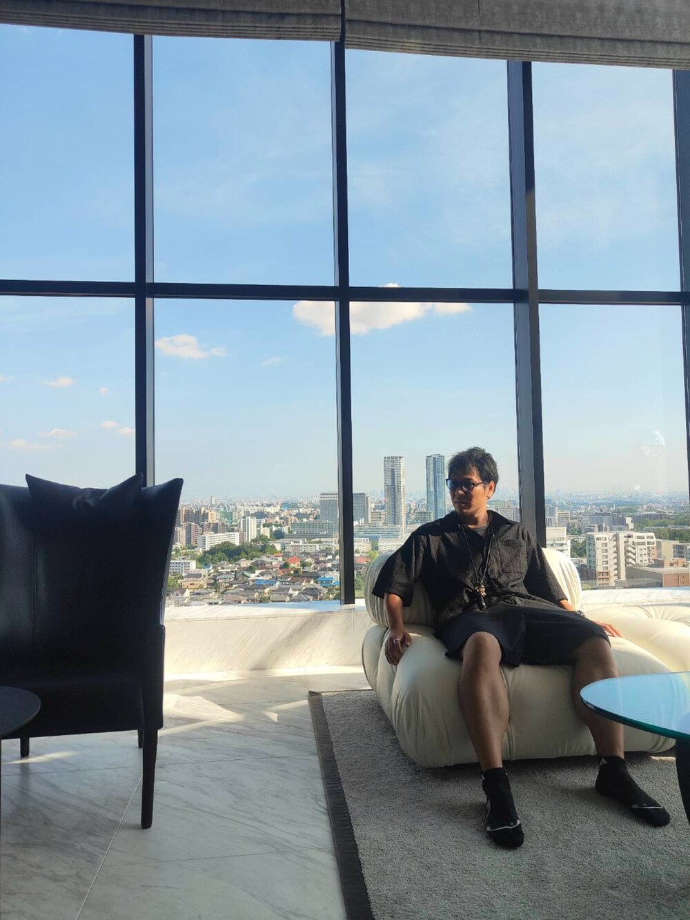 ブラック系のシャツ/ブラウス、ブラック系のその他パンツ、ブラック系のスニーカーを着用したメンズの夏コーディネートの2枚目の写真