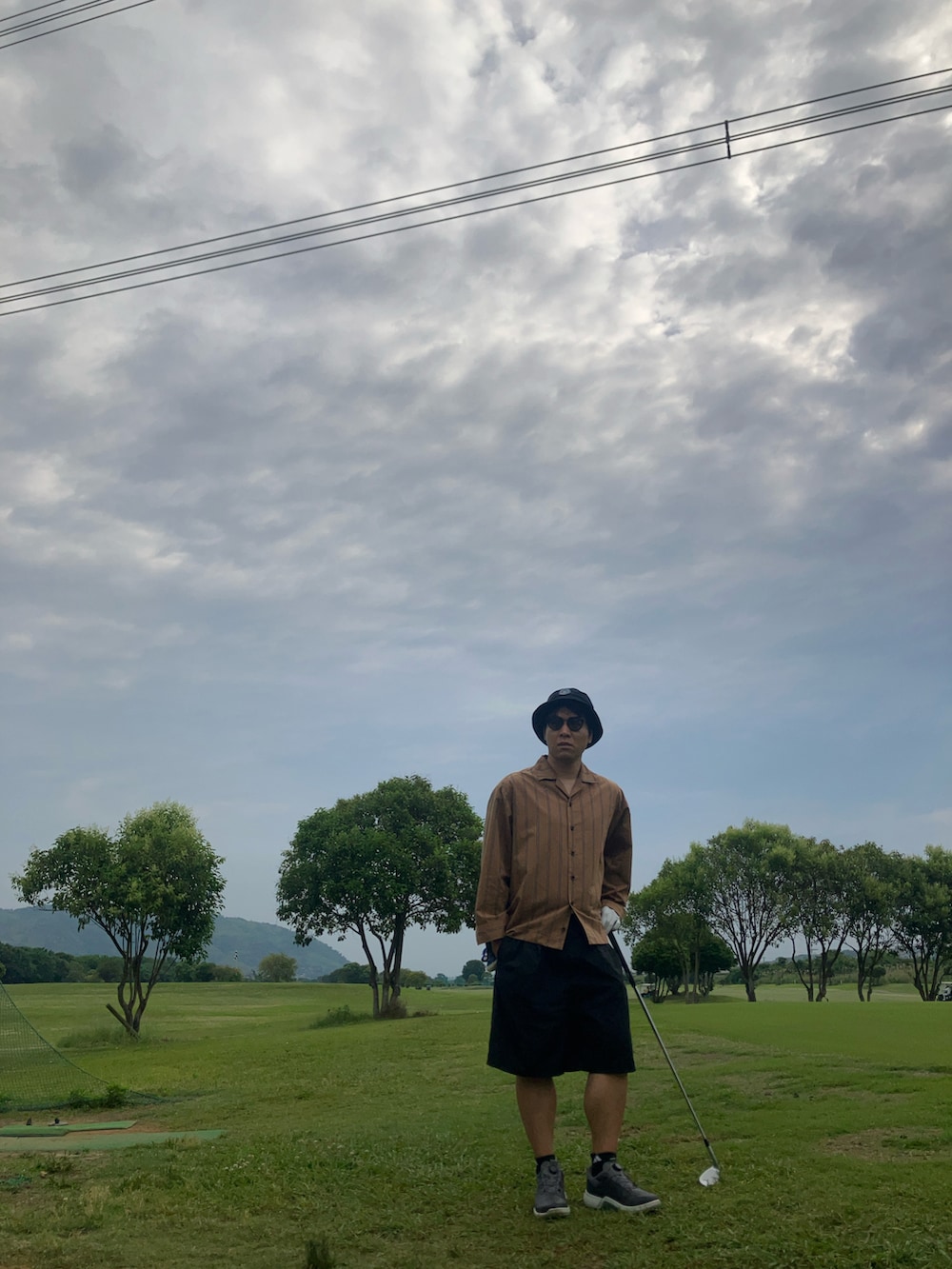 「柄シャツ、ゴルフ、ゴルフ男子、スポーツミックス、GOLF、ゴルフコーデ夏、ゴルフスタイル」｜「ECCOのエコー メンズ BOA 防水 ゴルフシューズ バイオム エイチフォー（その他シューズ、ホワイト系）」を使った、tutta（相互フォロー）さん（メンズ・168cm）の夏コーディネートの2枚目の写真