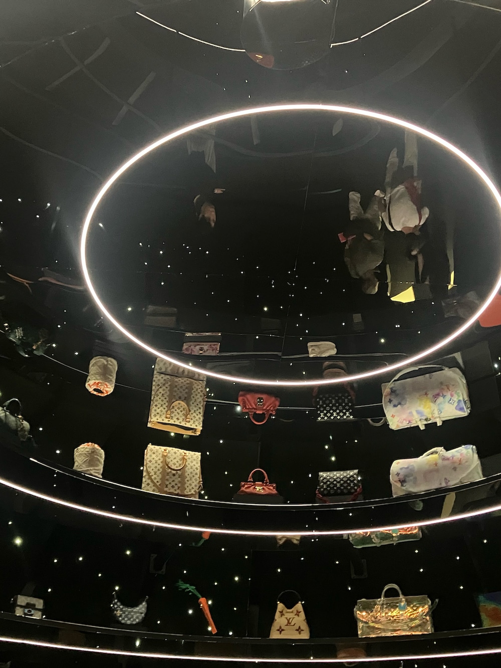 ブラウン系のニット/セーターを着用したメンズの夏コーディネートの2枚目の写真