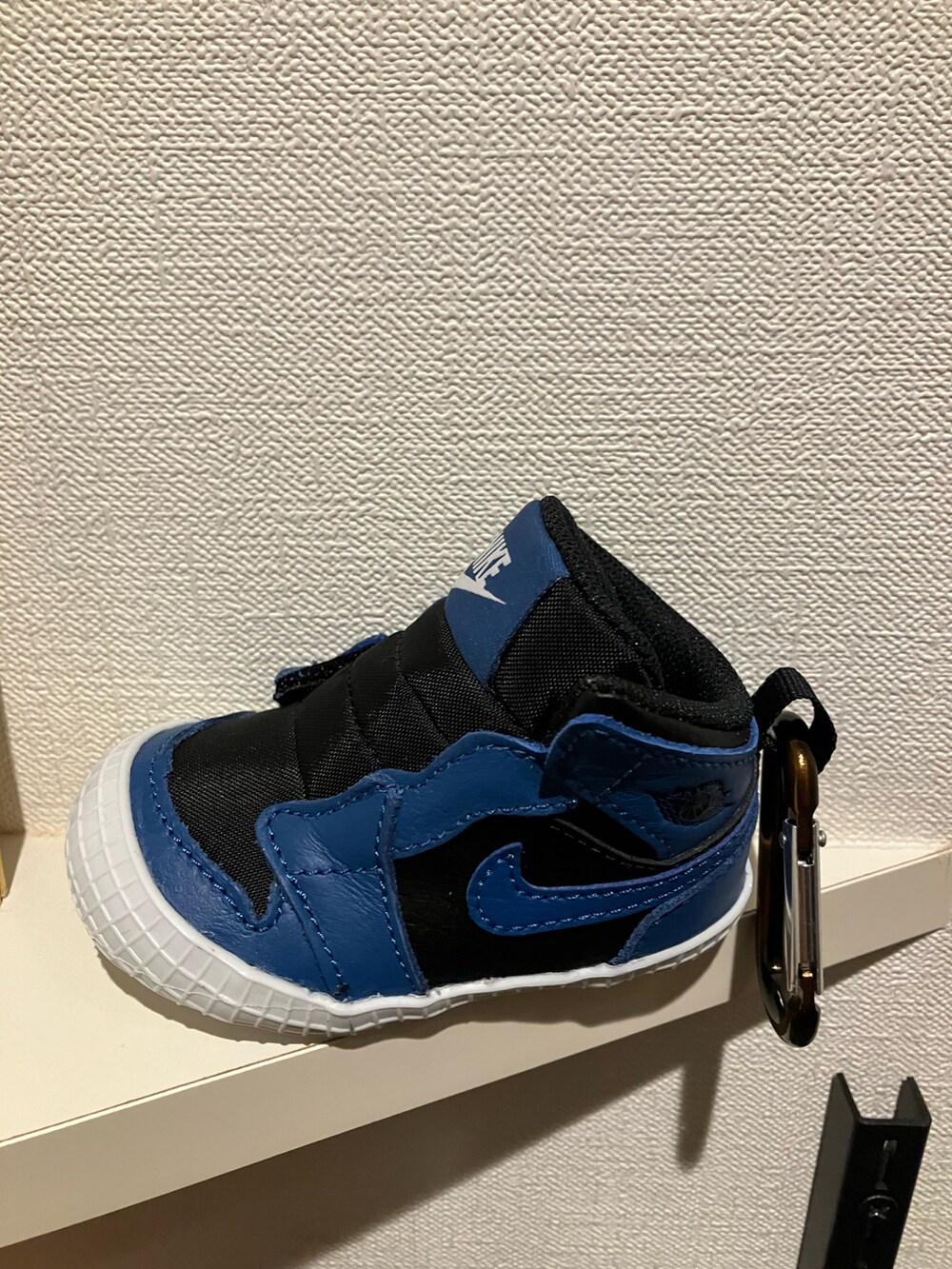 ブルー系のジャケット/アウター、ブルー系のスニーカー、ブルー系のデニムパンツを着用したメンズの春コーディネートの2枚目の写真