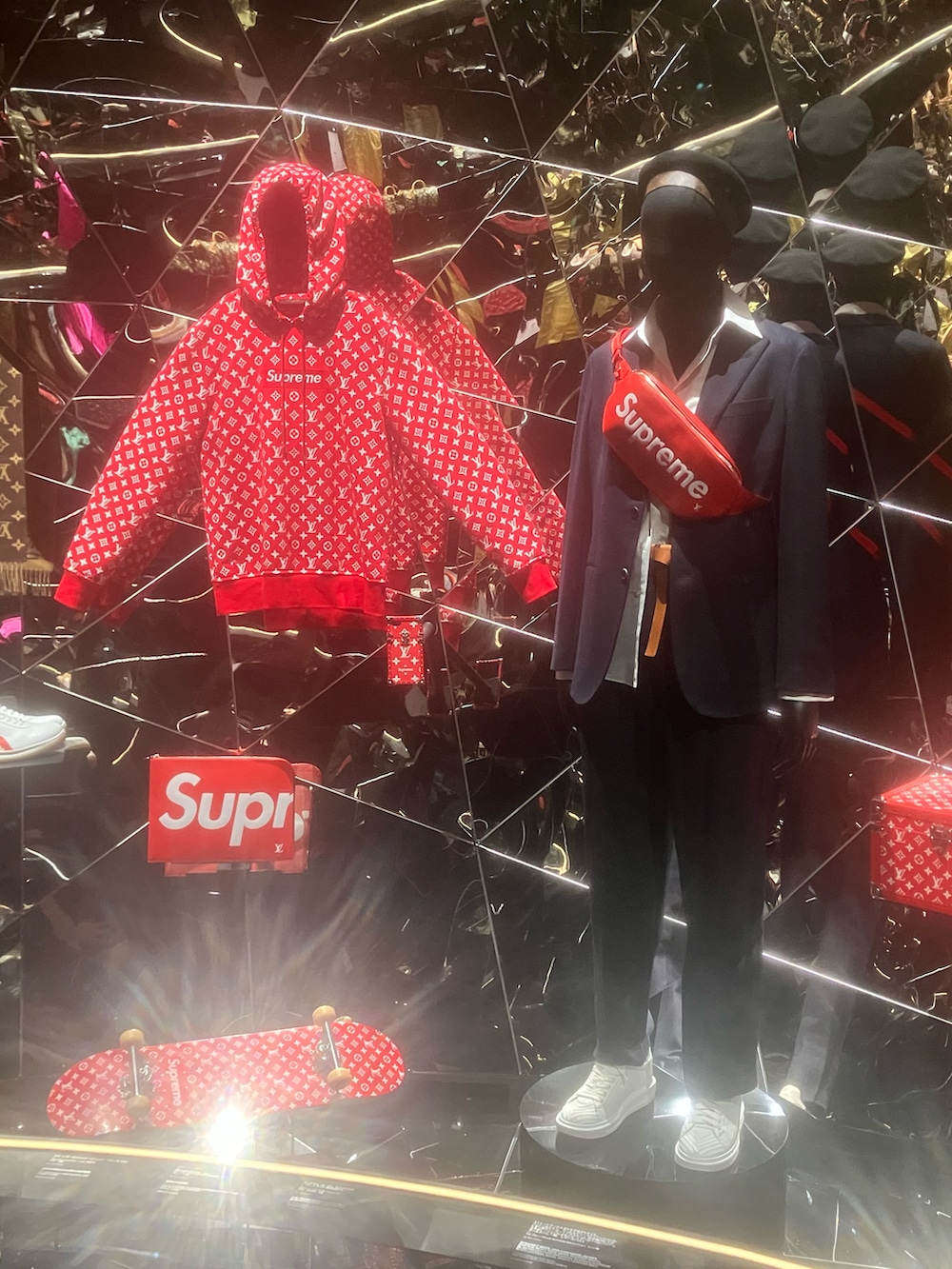 ブラウン系のニット/セーターを着用したメンズの夏コーディネートの4枚目の写真