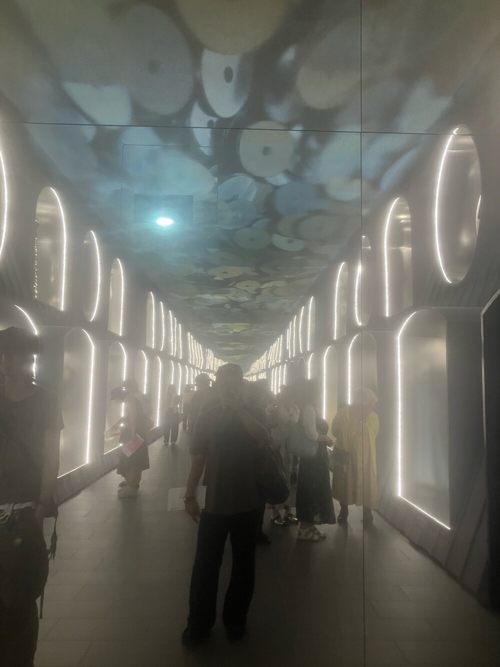 ブラウン系のニット/セーターを着用したメンズの夏コーディネートの3枚目の写真