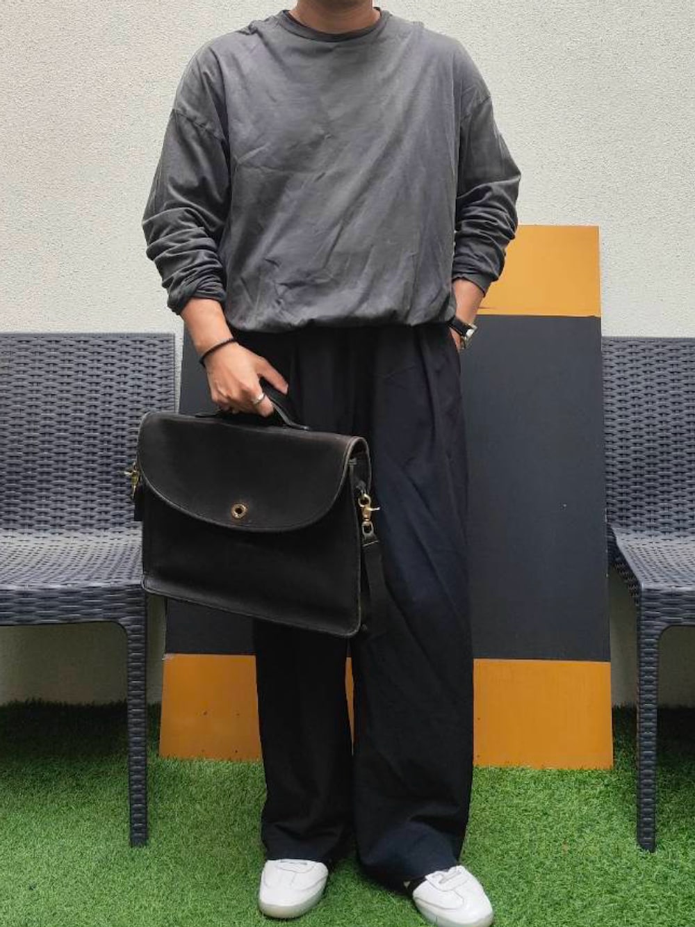 「ワイドパンツ、ショルダーバッグ、初夏コーデ、ロンT、スポーツミックス、リラックススタイル、アディダス」｜「barbell objectのアイテム（Tシャツ/カットソー、グレー系）」を使った、tutta（相互フォロー）さん（メンズ・168cm）の春コーディネートの2枚目の写真