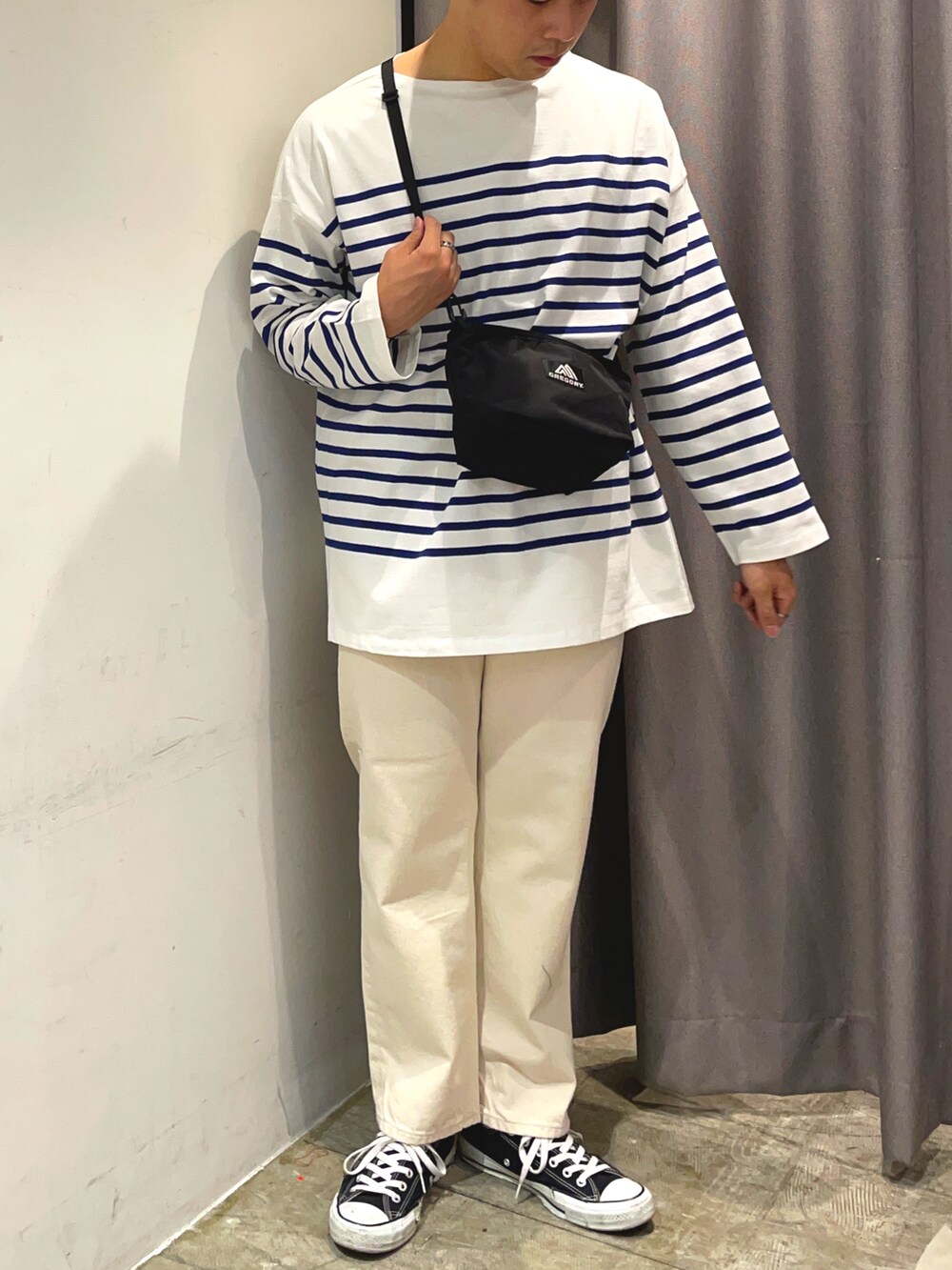 ホワイト系のデニムパンツ、ブルー系のTシャツ/カットソー、ブラック系のショルダーバッグを着用したメンズの春コーディネートの3枚目の写真