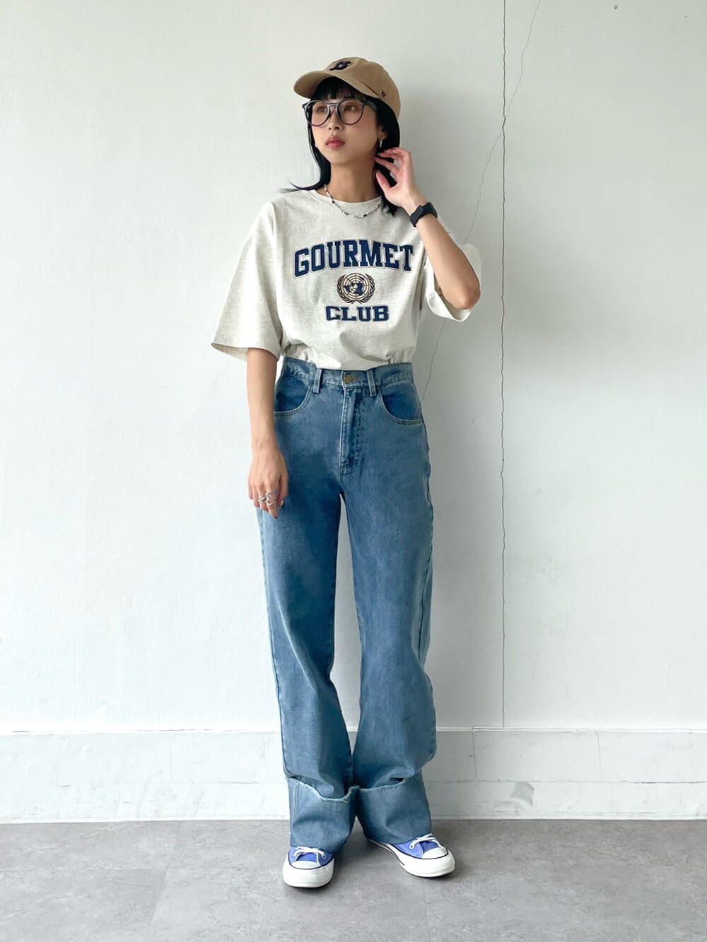 「夏コーデ、夏、Tシャツ、ロゴT、キャップ、デニム、デニムパンツ、デニムコーデ、ootd、outfit、おしゃれさんと繋がりたい、スニーカーコーデ、コンバース、ハイカットスニーカー、私の推しブランド」｜「ChillfarのアソートヴィンテージTシャツ/コットン100％（Tシャツ/カットソー、ベージュ系）」を使った、じまれなさん（レディース・162cm）の夏コーディネートの2枚目の写真