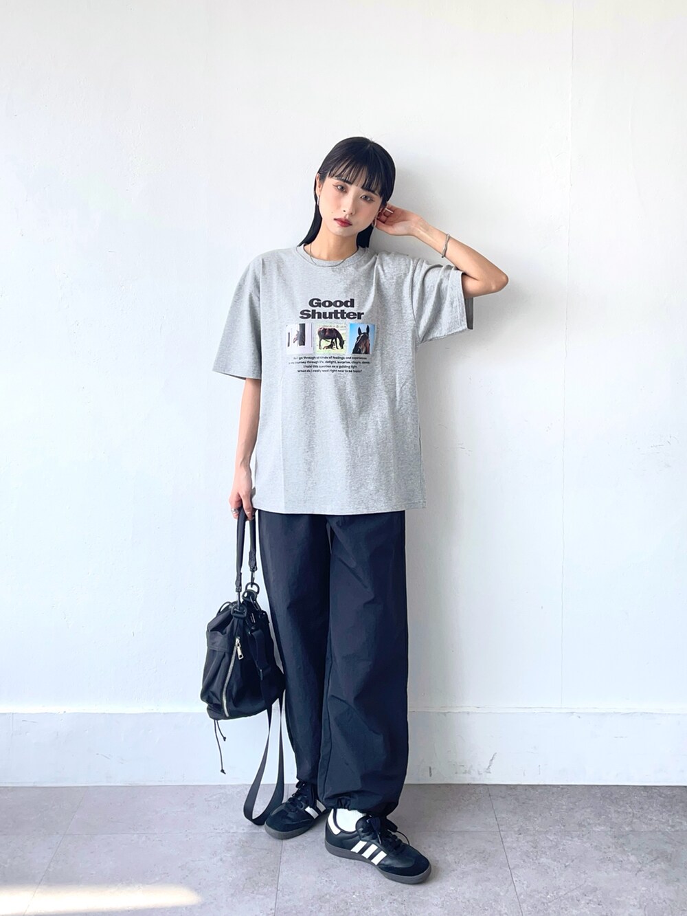グレー系のTシャツ/カットソー、ブラック系のその他パンツ、ブラック系のショルダーバッグを着用したレディースの春コーディネートの2枚目の写真