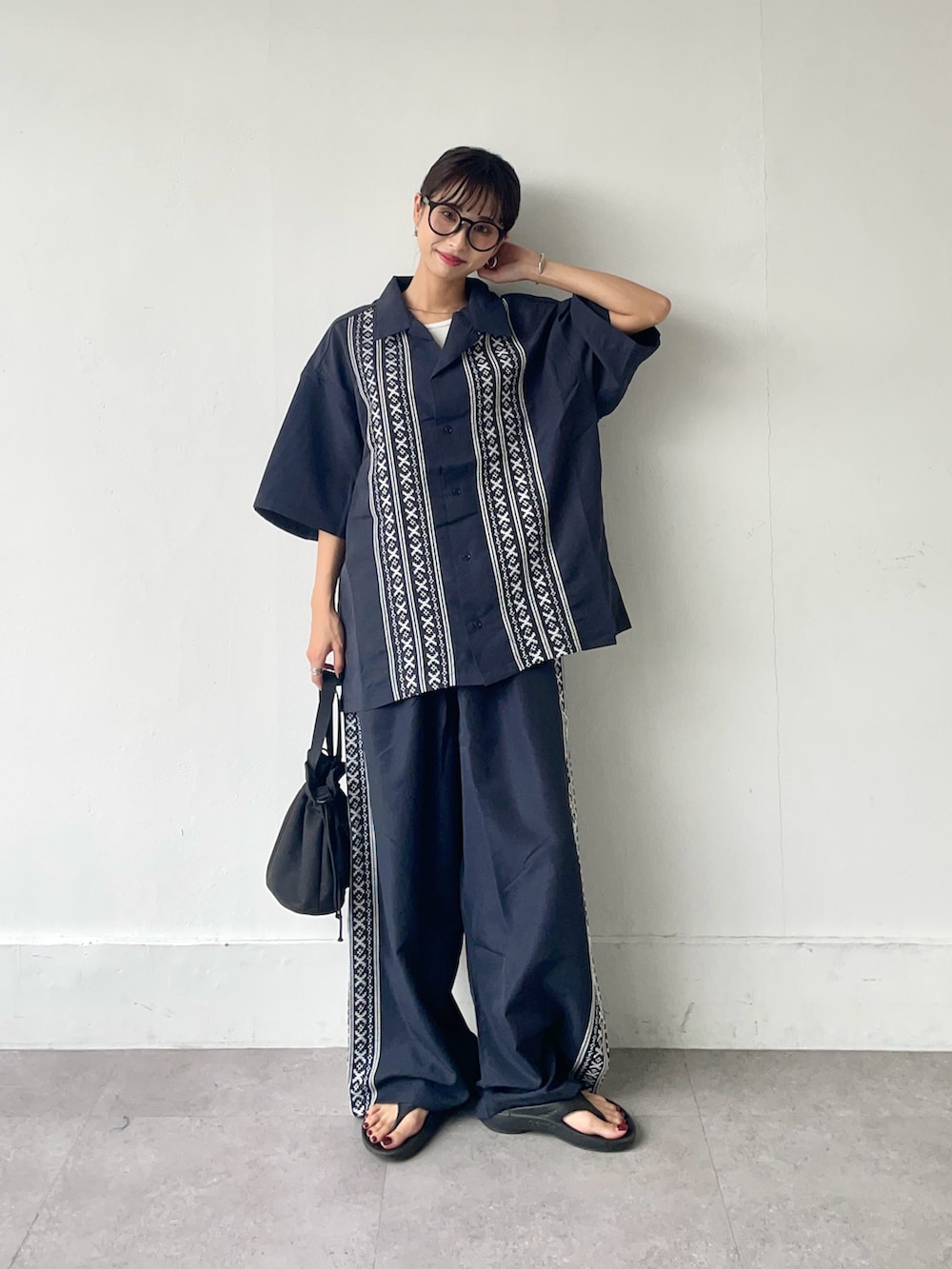 ブラック系のショルダーバッグ、ブルー系のシャツ/ブラウス、ブルー系のその他パンツを着用したレディースの夏コーディネートの2枚目の写真