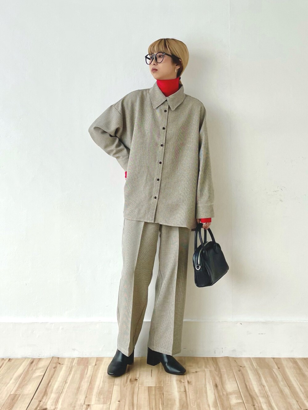 イエロー系のシャツ/ブラウス、シルバー系のピアス（両耳用）、シルバー系のリングを着用したレディースの春コーディネートの3枚目の写真