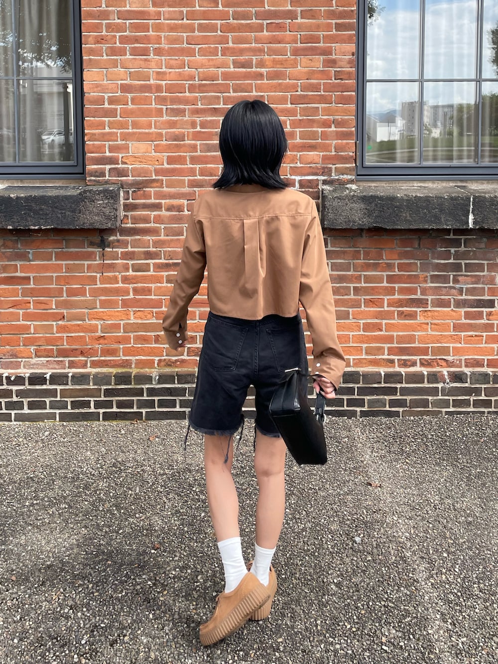 「大人カジュアル、秋服準備はじめました、おでかけコーデ、大人かわいい、着回しコーデ、シャツ、シャツスタイル、オトナカジュアル、韓国ファッション、プチプラコーデ、お洒落さんとつながりたい、ootd、outfit、ブラウンコーデ、ハーフパンツ」｜「ROOPTOKYOのShort Shirt / ショート丈シャツ クロップド丈（シャツ/ブラウス、ブラウン系）」を使った、じまれなさん（レディース・162cm）の夏コーディネートの4枚目の写真