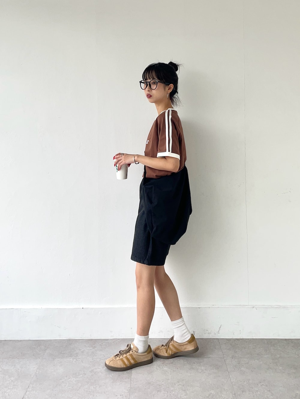 「プチプラ、夏コーデ、さらっと晴れやかスナップ、夏ファッション、初夏コーデ、おしゃれさんと繋がりたい、カジュアルコーデ、夏、Tシャツ、スニーカー、ボーイッシュ、Tシャツコーデ、24ssトレンド、高身長コーデ、ハーフパンツ」｜「adidasのタバコ グルーエン / Tobacco Gruen / アディダス adidas（スニーカー、ブラウン系）」を使った、じまれなさん（レディース・162cm）の夏コーディネートの2枚目の写真