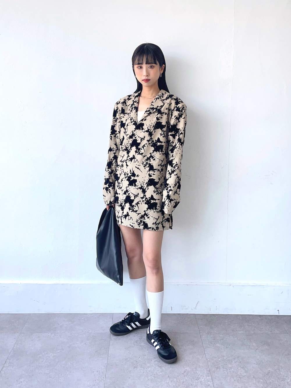 「大人かわいい、今日のコーデ、大人女子、きれいめカジュアル、スニーカー、大人ガーリー、スカート、ワンピース、ワントーンコーデ、春コーデ、春、骨格ウェーブ、黒、いいね、save、フォローお願いします🤑、ootd」｜「AMAILのPower box dress（サロペット/オーバーオール、ベージュ系）」を使った、じまれなさん（レディース・162cm）の春コーディネートの3枚目の写真
