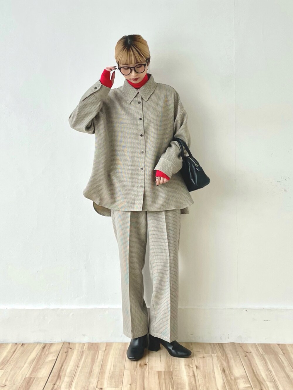 イエロー系のシャツ/ブラウス、シルバー系のピアス（両耳用）、シルバー系のリングを着用したレディースの春コーディネートの2枚目の写真