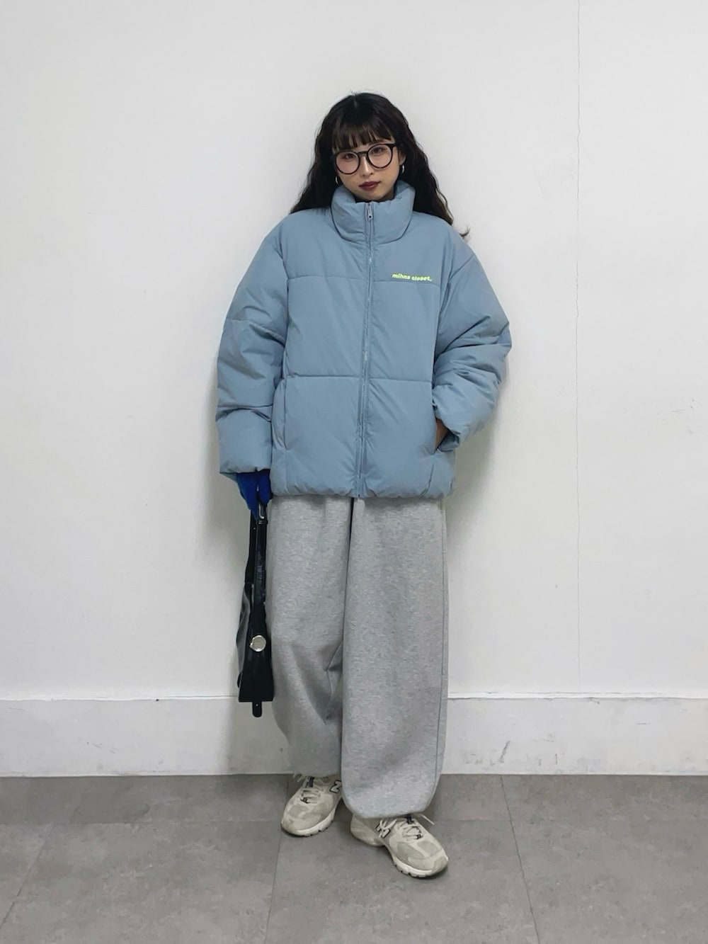 ブルー系のダウンジャケット/コートを着用したレディースの秋コーディネートの2枚目の写真