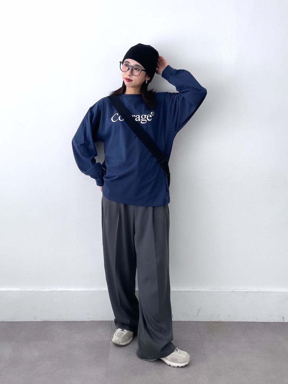 ブルー系のTシャツ/カットソー、グレー系のスラックスを着用したレディースの冬コーディネートの2枚目の写真