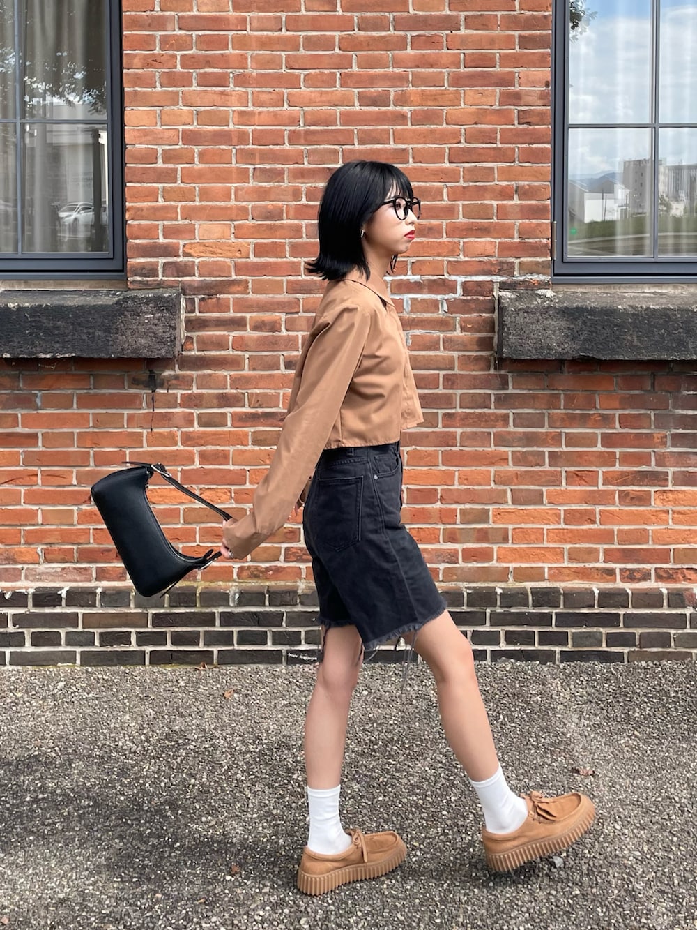 「大人カジュアル、秋服準備はじめました、おでかけコーデ、大人かわいい、着回しコーデ、シャツ、シャツスタイル、オトナカジュアル、韓国ファッション、プチプラコーデ、お洒落さんとつながりたい、ootd、outfit、ブラウンコーデ、ハーフパンツ」｜「ROOPTOKYOのShort Shirt / ショート丈シャツ クロップド丈（シャツ/ブラウス、ブラウン系）」を使った、じまれなさん（レディース・162cm）の夏コーディネートの3枚目の写真