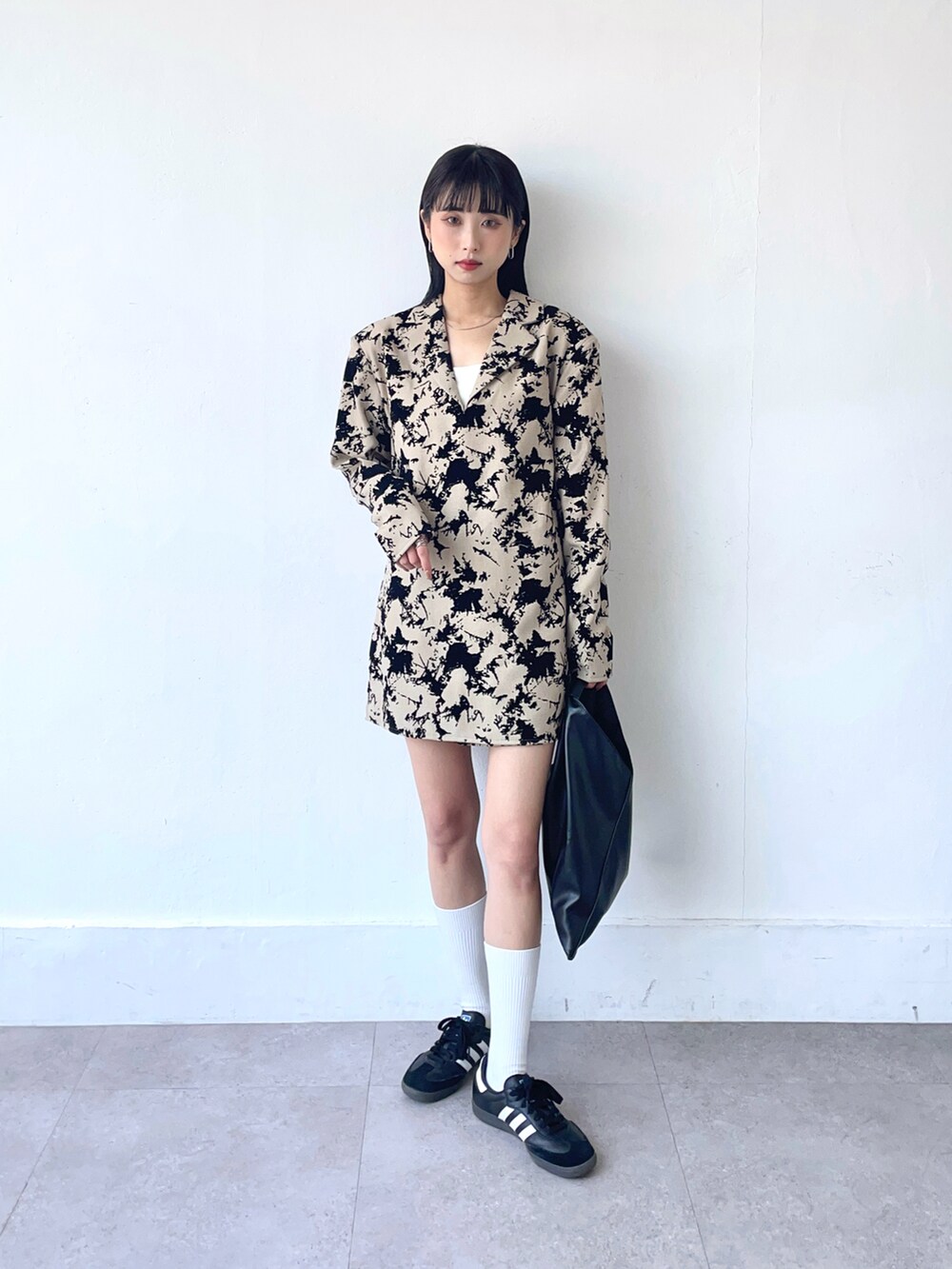 「大人かわいい、今日のコーデ、大人女子、きれいめカジュアル、スニーカー、大人ガーリー、スカート、ワンピース、ワントーンコーデ、春コーデ、春、骨格ウェーブ、黒、いいね、save、フォローお願いします🤑、ootd」｜「AMAILのPower box dress（サロペット/オーバーオール、ベージュ系）」を使った、じまれなさん（レディース・162cm）の春コーディネートの2枚目の写真