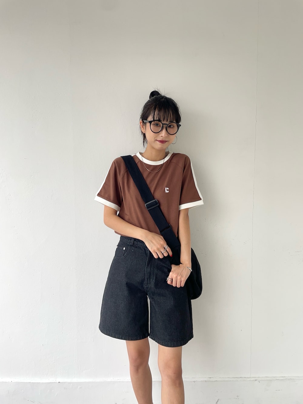 「プチプラ、夏コーデ、さらっと晴れやかスナップ、夏ファッション、初夏コーデ、おしゃれさんと繋がりたい、カジュアルコーデ、夏、Tシャツ、スニーカー、ボーイッシュ、Tシャツコーデ、24ssトレンド、高身長コーデ、ハーフパンツ」｜「adidasのタバコ グルーエン / Tobacco Gruen / アディダス adidas（スニーカー、ブラウン系）」を使った、じまれなさん（レディース・162cm）の夏コーディネートの3枚目の写真