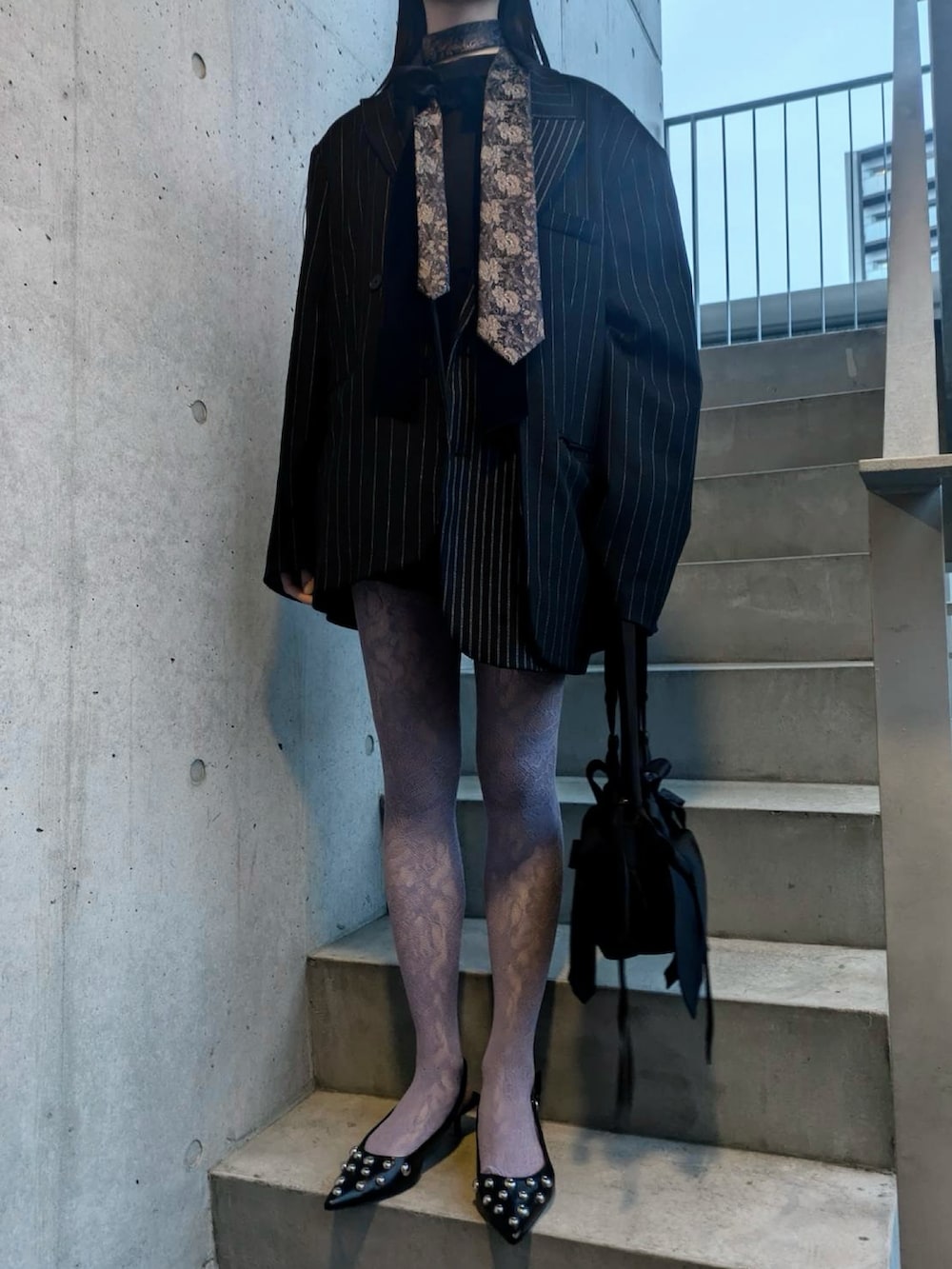「ootd、ジャケット、プチプラ、ピンストライプ、ZARA、ネクタイ、レース、カラータイツ」｜「ZARAのアイテム（パンプス、ブラック系）」を使った、Nさん（骨格ウェーブ・レディース・163cm）の春コーディネートの2枚目の写真