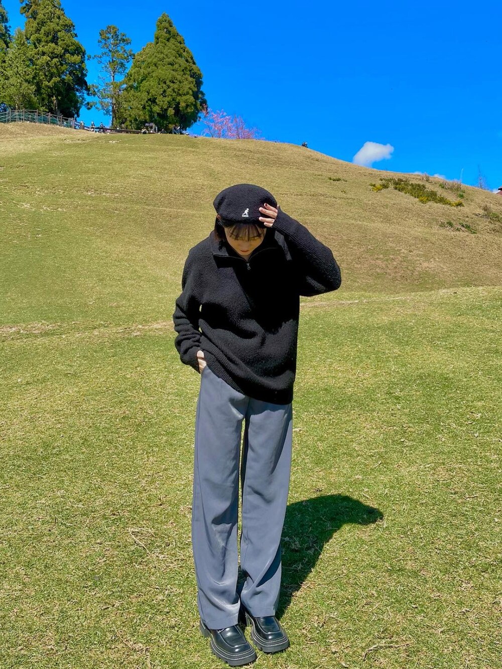 ブラック系のローファー、ブラック系のニット/セーター、ブラック系の帽子を着用したレディースの春コーディネートの2枚目の写真