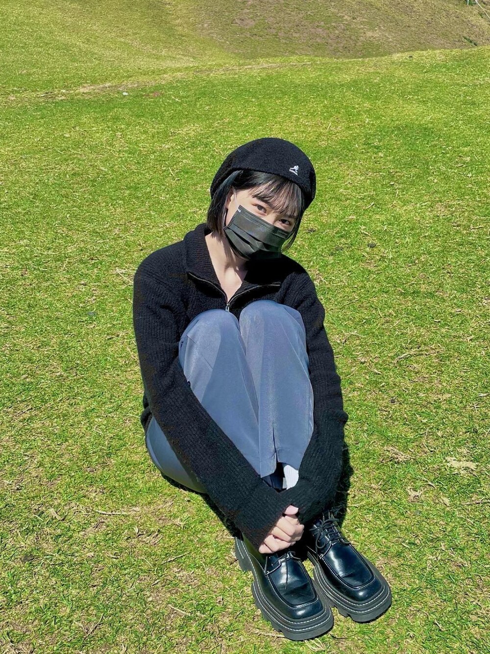 ブラック系のローファー、ブラック系のニット/セーター、ブラック系の帽子を着用したレディースの春コーディネートの3枚目の写真