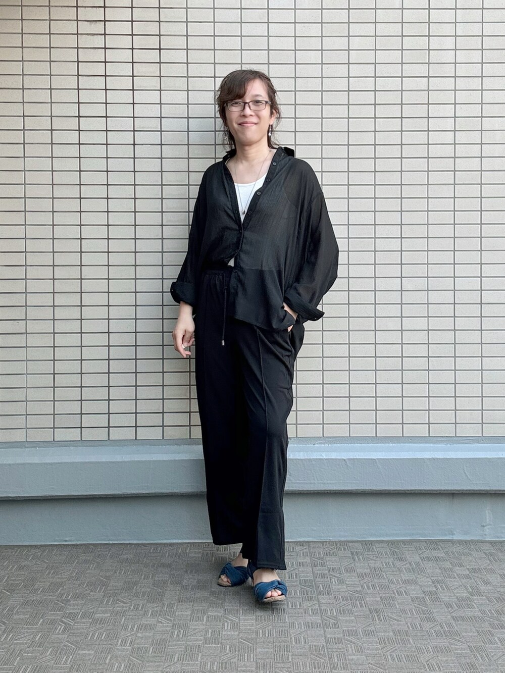 ホワイト系のシャツ/ブラウス、ブラック系のシャツ/ブラウス、ブラック系のその他パンツを着用したレディースの夏コーディネートの3枚目の写真