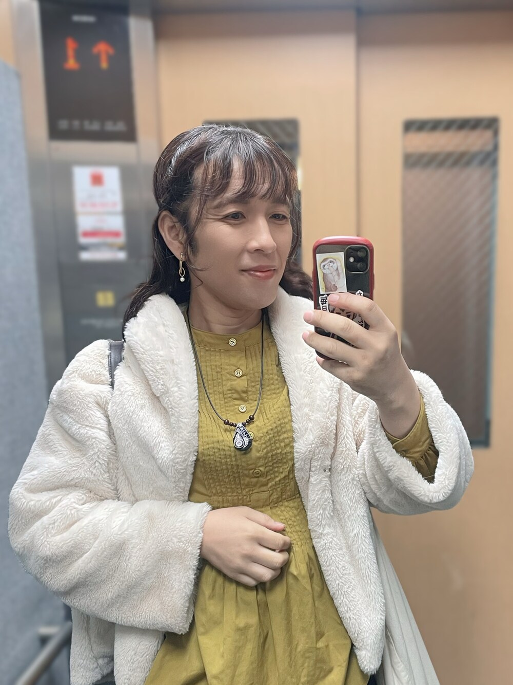 ブラック系のその他パンツ、イエロー系のシャツ/ブラウス、ホワイト系のブーツを着用したレディースの冬コーディネートの2枚目の写真