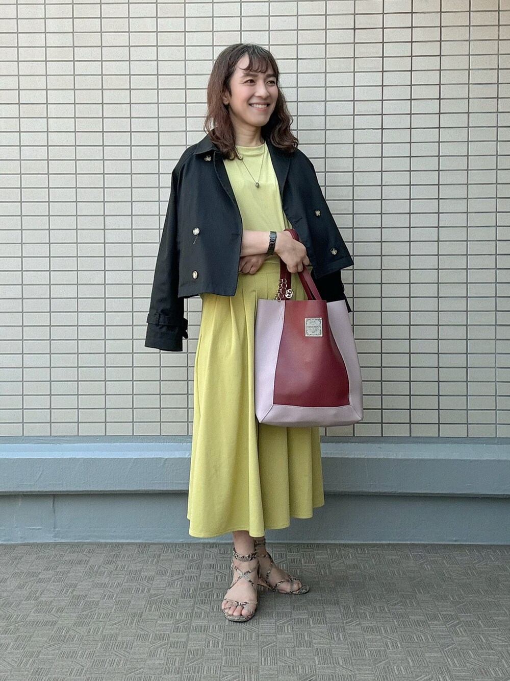 その他のサンダル、レッド系のトートバッグ、イエロー系のその他パンツを着用したレディースの春コーディネートの2枚目の写真