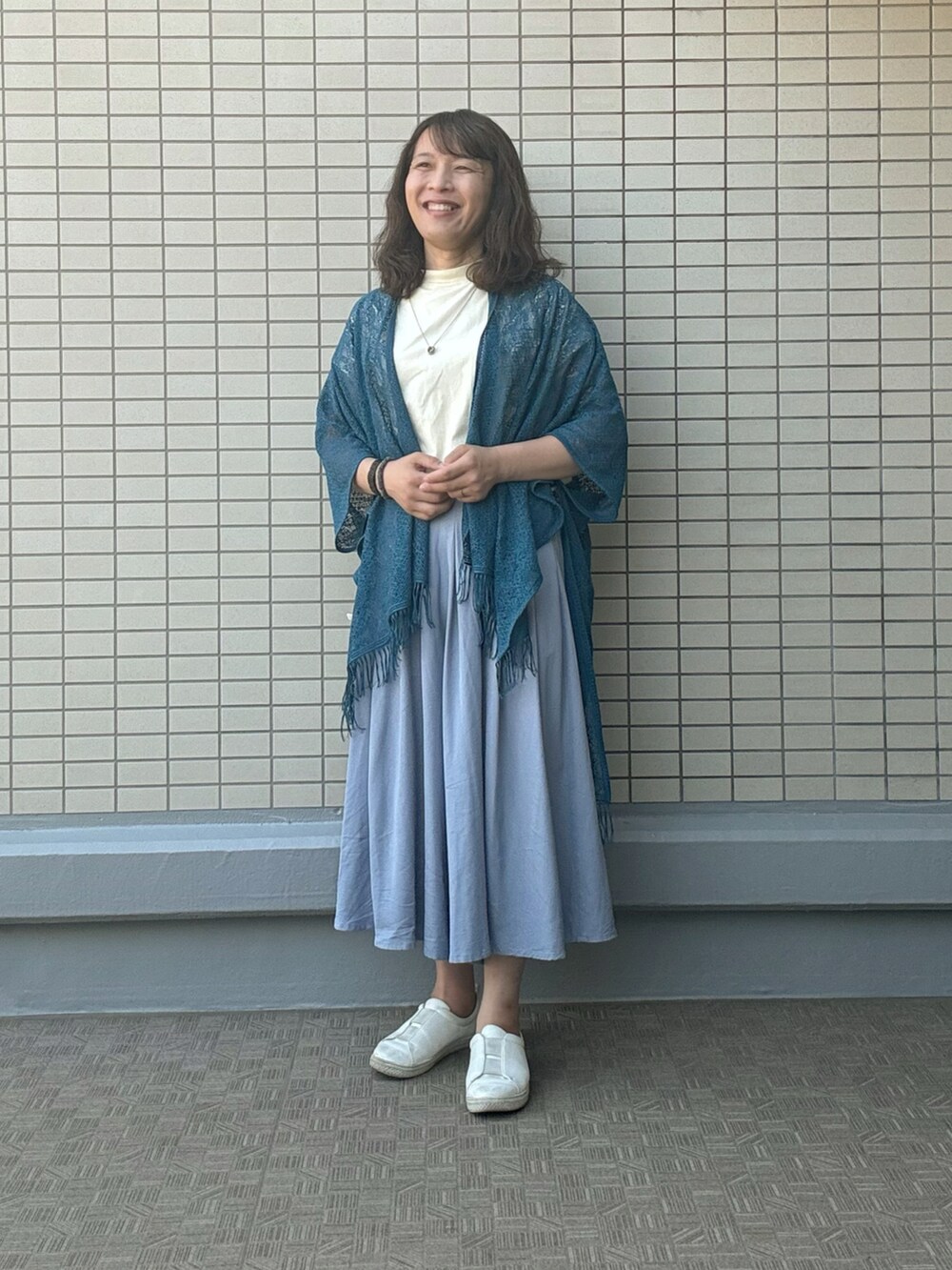 ホワイト系のスニーカー、ブルー系のその他パンツ、レッド系のトートバッグを着用したレディースの春コーディネートの3枚目の写真
