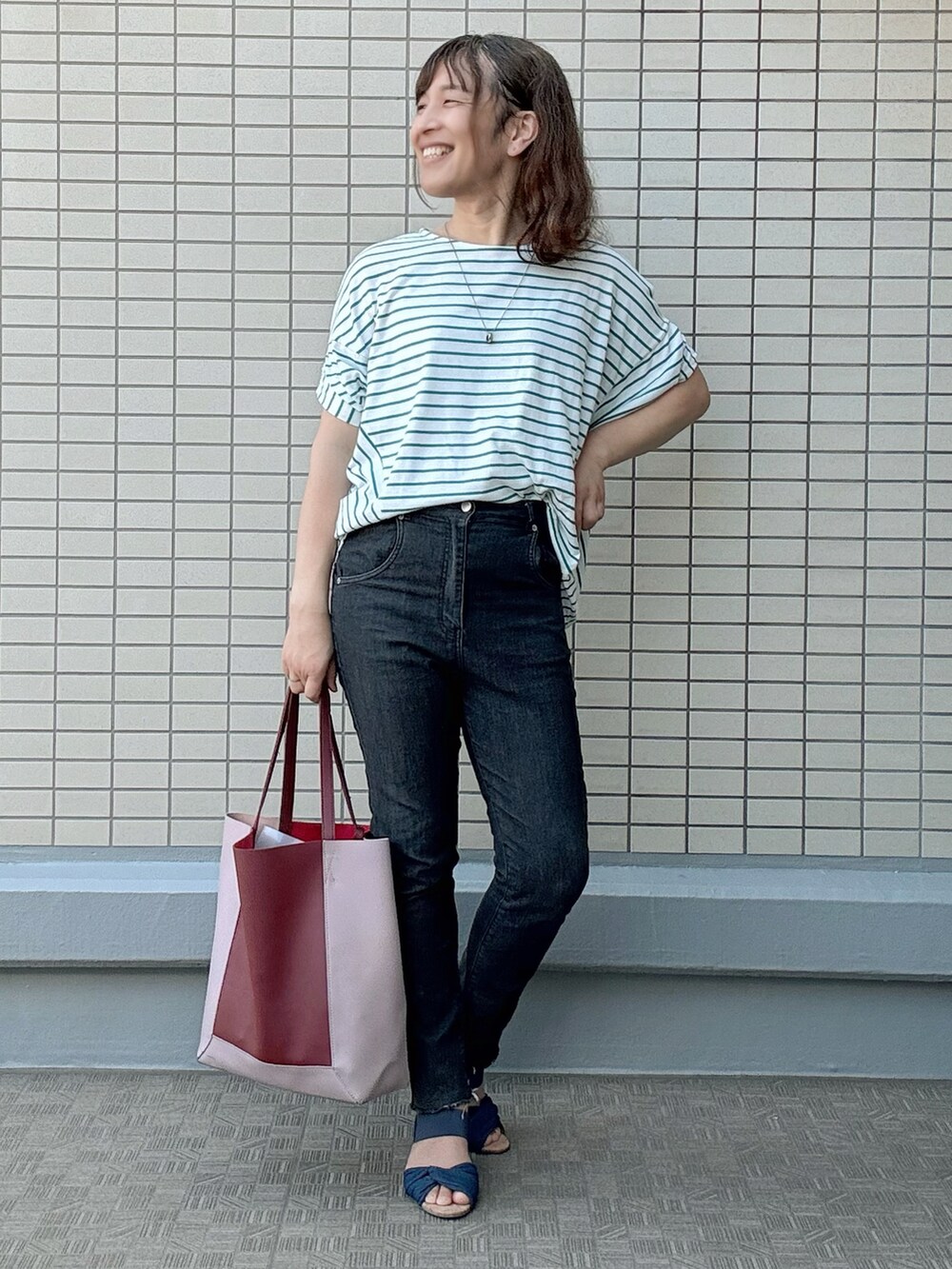 ブルー系のサンダル、ブラック系のデニムパンツ、その他のTシャツ/カットソーを着用したレディースの夏コーディネートの3枚目の写真