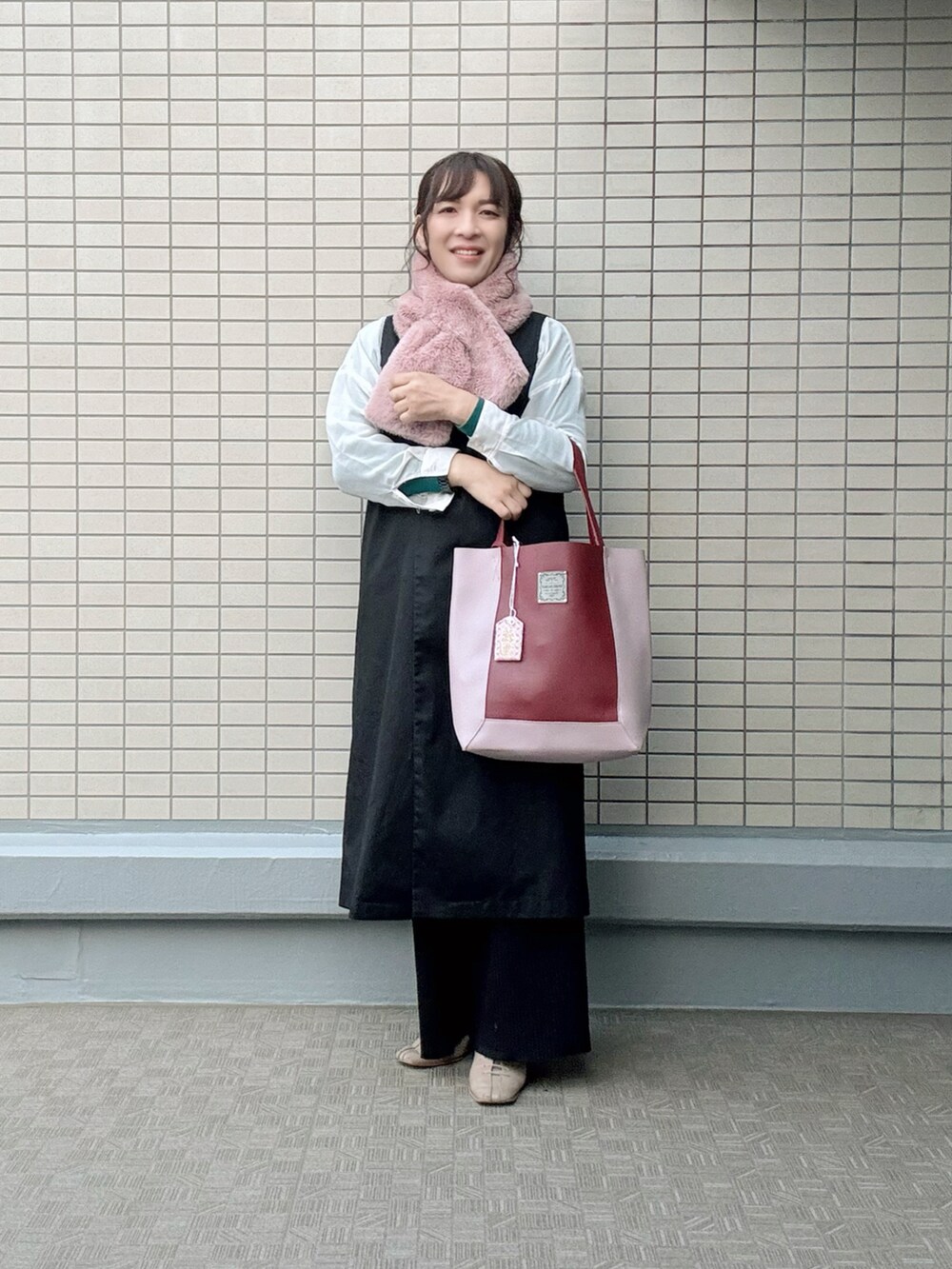 ブラック系のその他パンツ、ブラック系のトレンチコート、レッド系のトートバッグを着用したレディースの春コーディネートの2枚目の写真