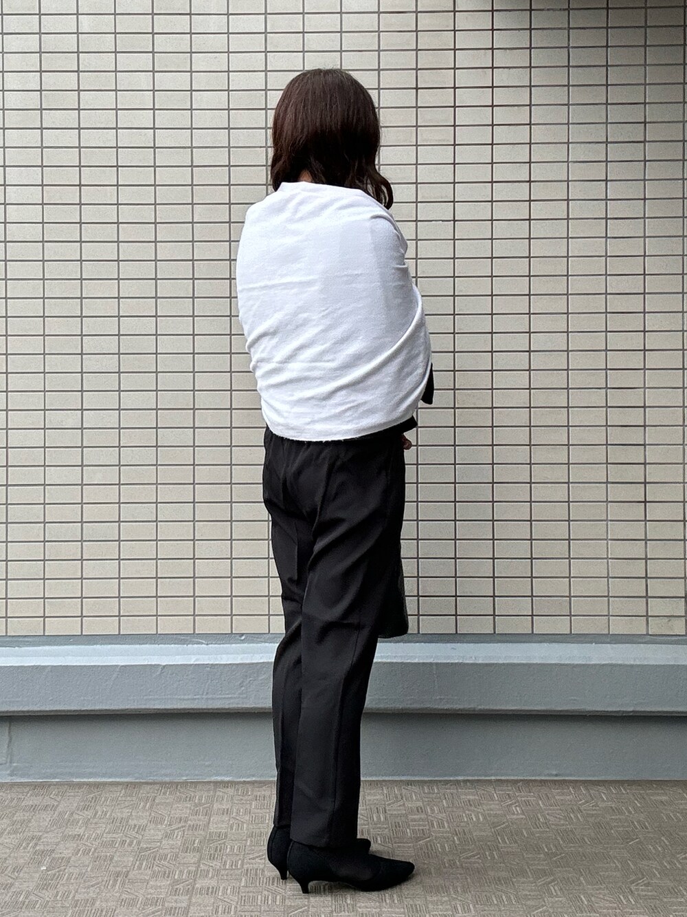 パープル系のスーツパンツ、その他のパンプス、ブラック系のバッグを着用したレディースの春コーディネートの3枚目の写真
